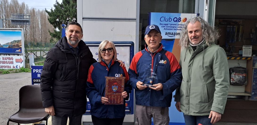 Consegna gagliardetto Città titolari stazione di servizio Malcontenta
