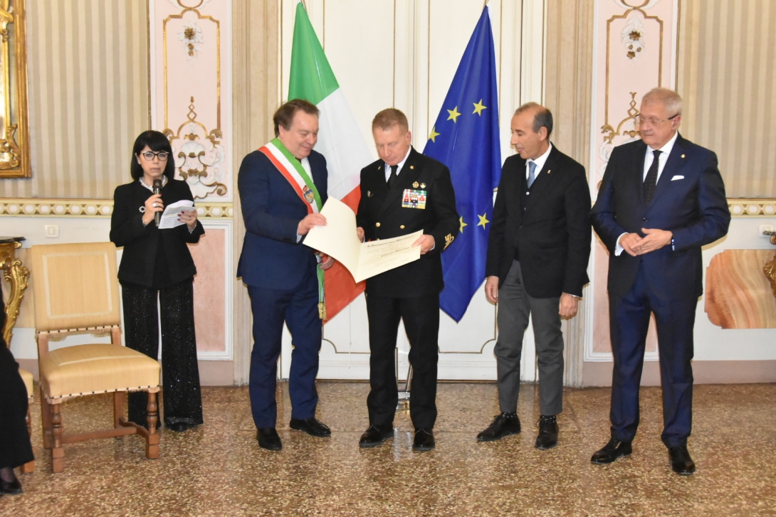 De Martin in Prefettura per cerimonia consegna OMRI